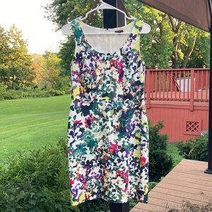 Ann Taylor Size 4P Fitted Flower Dress
